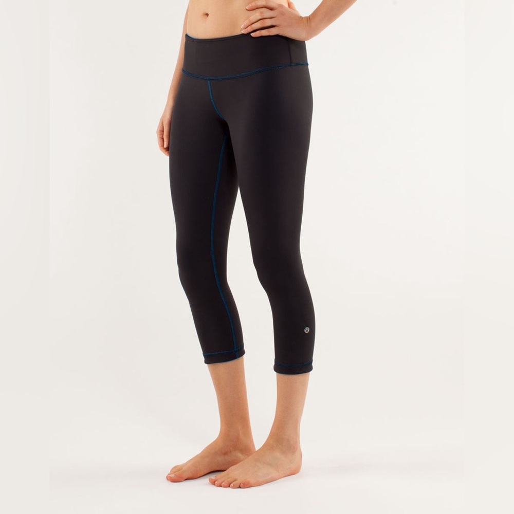 Lululemon Athletica Reversible Beaming Blue/Black Wunder Under Crop size 6 - Picture 2 of 14